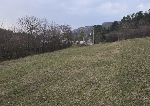 STAVEBNÝ POZEMOK 1334 m2 + VEĽKÁ ZÁHRADA 900 m2 TRENČIANSKE MITICE