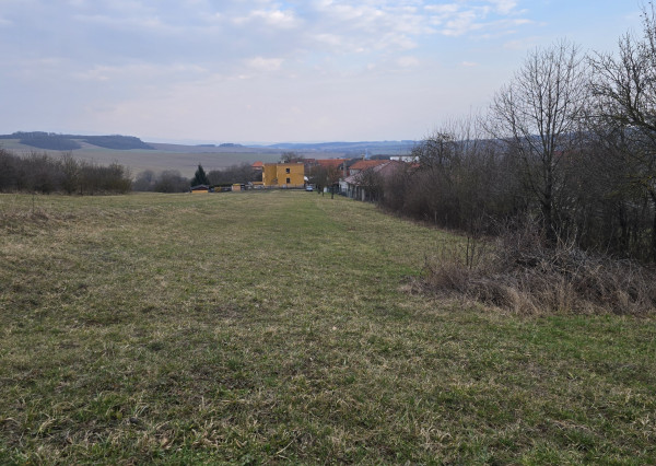 STAVEBNÝ POZEMOK 1334 m2 + VEĽKÁ ZÁHRADA 900 m2 TRENČIANSKE MITICE
