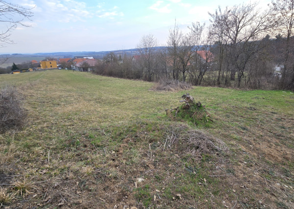 STAVEBNÝ POZEMOK 1334 m2 + VEĽKÁ ZÁHRADA 900 m2 TRENČIANSKE MITICE