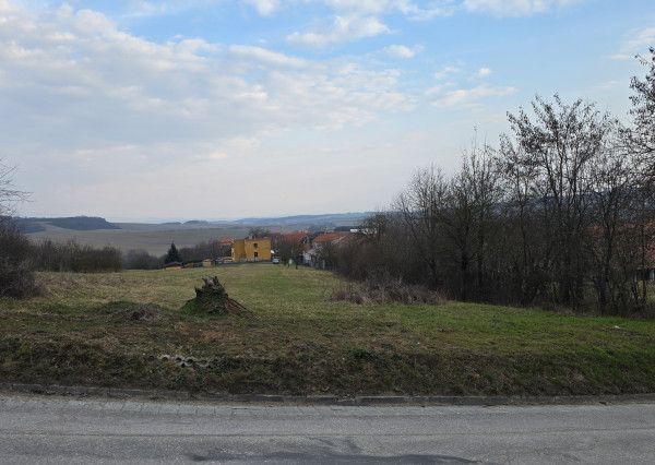 STAVEBNÝ POZEMOK 1334 m2 + VEĽKÁ ZÁHRADA 900 m2 TRENČIANSKE MITICE