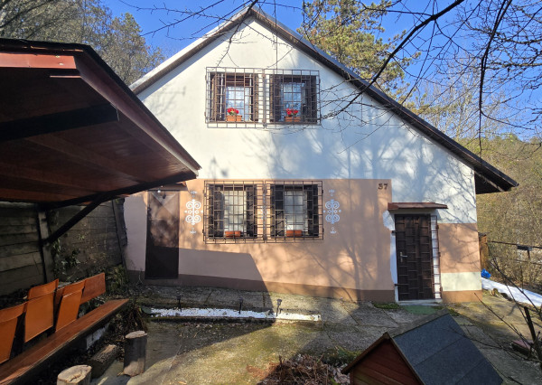 Rekreačný dom – murovaná chata s krbom, kanalizáciou a novou strechou, Dobrá Voda