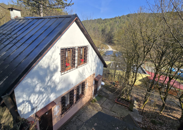 Rekreačný dom – murovaná chata s krbom, kanalizáciou a novou strechou, Dobrá Voda