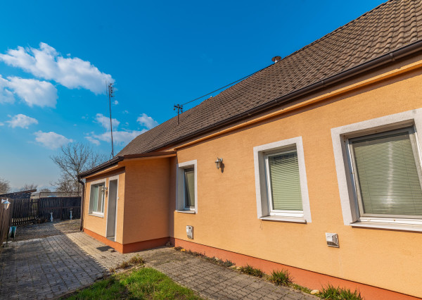 Útulný rodinný dom s garážou a krbom v pokojnej obci Závod – len 45 km od Bratislavy