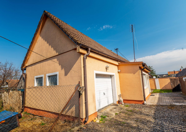 Útulný rodinný dom s garážou a krbom v pokojnej obci Závod – len 45 km od Bratislavy