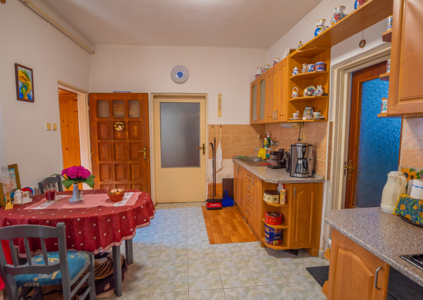 Útulný rodinný dom s garážou a krbom v pokojnej obci Závod – len 45 km od Bratislavy