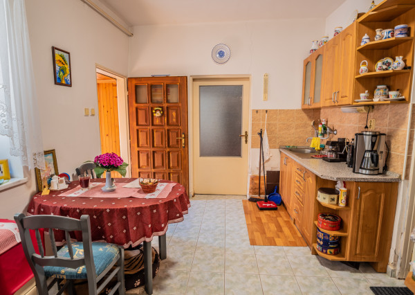 Útulný rodinný dom s garážou a krbom v pokojnej obci Závod – len 45 km od Bratislavy