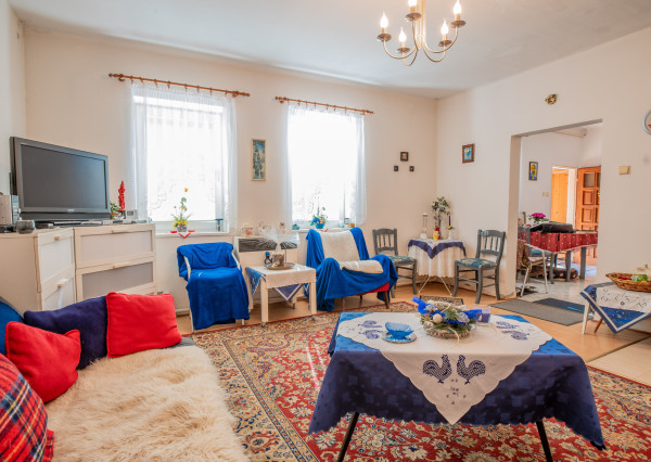 Útulný rodinný dom s garážou a krbom v pokojnej obci Závod – len 45 km od Bratislavy