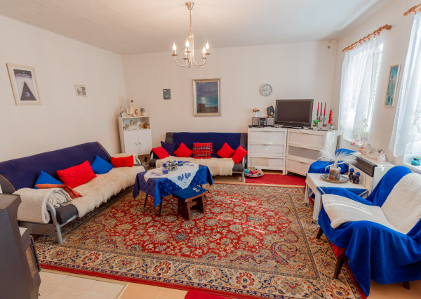 Útulný rodinný dom s garážou a krbom v pokojnej obci Závod – len 45 km od Bratislavy