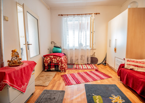 Útulný rodinný dom s garážou a krbom v pokojnej obci Závod – len 45 km od Bratislavy