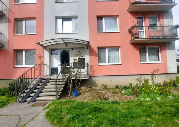 Svetlý 2-izbový byt s balkónom v žiadanej lokalite – Staničná ulica, Piešťany – 49,3 m²