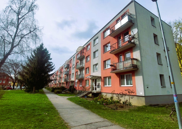 Svetlý 2-izbový byt s balkónom v žiadanej lokalite – Staničná ulica, Piešťany – 49,3 m²