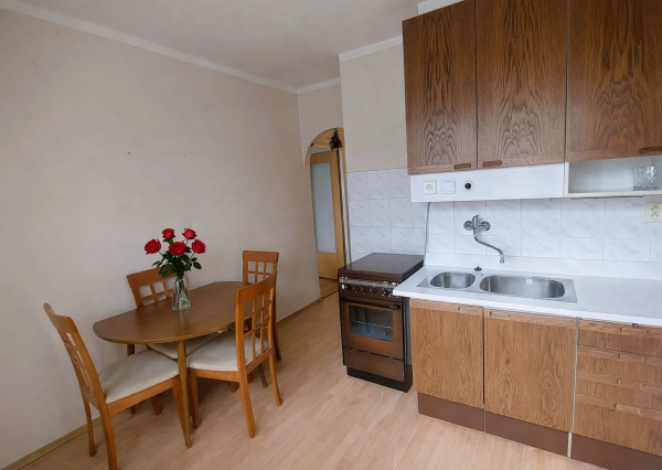 Svetlý 2-izbový byt s balkónom v žiadanej lokalite – Staničná ulica, Piešťany – 49,3 m²