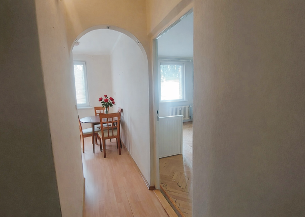 Svetlý 2-izbový byt s balkónom v žiadanej lokalite – Staničná ulica, Piešťany – 49,3 m²