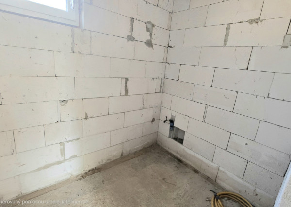 PRIESTRANNÝ RODINNÝ DOM MORAVANY N/V – UZAVRETÁ HRUBÁ STAVBA, GARÁŽ, VŠETKY SIETE