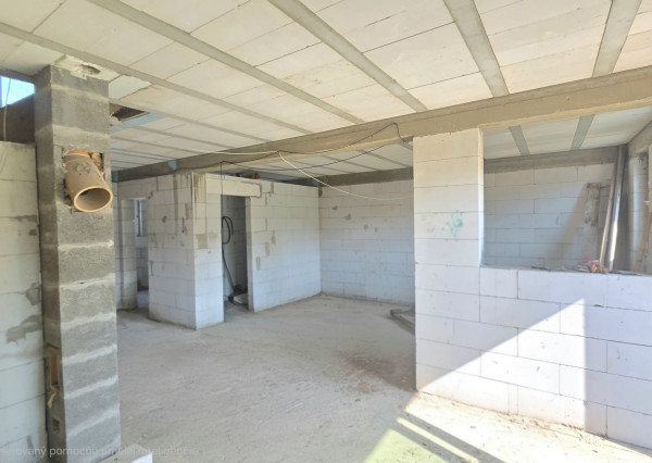 PRIESTRANNÝ RODINNÝ DOM MORAVANY N/V – UZAVRETÁ HRUBÁ STAVBA, GARÁŽ, VŠETKY SIETE