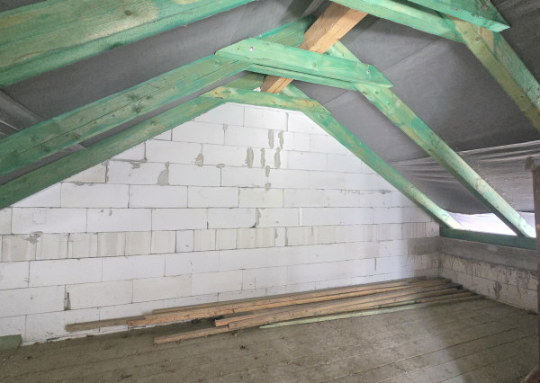 PRIESTRANNÝ RODINNÝ DOM MORAVANY N/V – UZAVRETÁ HRUBÁ STAVBA, GARÁŽ, VŠETKY SIETE