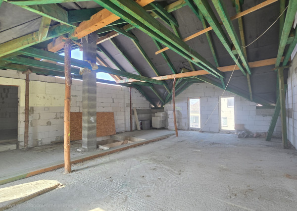 PRIESTRANNÝ RODINNÝ DOM MORAVANY N/V – UZAVRETÁ HRUBÁ STAVBA, GARÁŽ, VŠETKY SIETE