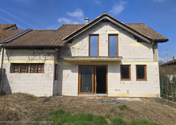 PRIESTRANNÝ RODINNÝ DOM MORAVANY N/V – UZAVRETÁ HRUBÁ STAVBA, GARÁŽ, VŠETKY SIETE