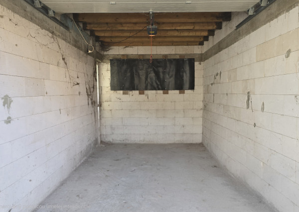 PRIESTRANNÝ RODINNÝ DOM MORAVANY N/V – UZAVRETÁ HRUBÁ STAVBA, GARÁŽ, VŠETKY SIETE