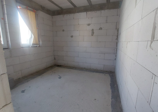 PRIESTRANNÝ RODINNÝ DOM MORAVANY N/V – UZAVRETÁ HRUBÁ STAVBA, GARÁŽ, VŠETKY SIETE