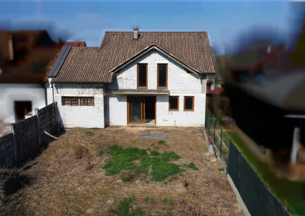 PRIESTRANNÝ RODINNÝ DOM MORAVANY N/V – UZAVRETÁ HRUBÁ STAVBA, GARÁŽ, VŠETKY SIETE