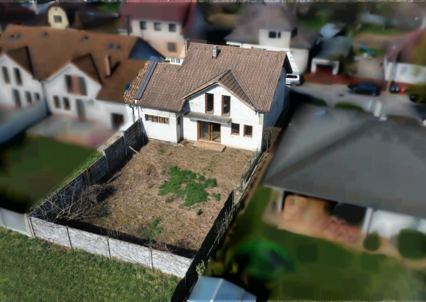 PRIESTRANNÝ RODINNÝ DOM MORAVANY N/V – UZAVRETÁ HRUBÁ STAVBA, GARÁŽ, VŠETKY SIETE