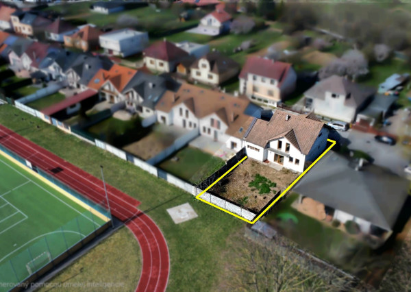 PRIESTRANNÝ RODINNÝ DOM MORAVANY N/V – UZAVRETÁ HRUBÁ STAVBA, GARÁŽ, VŠETKY SIETE