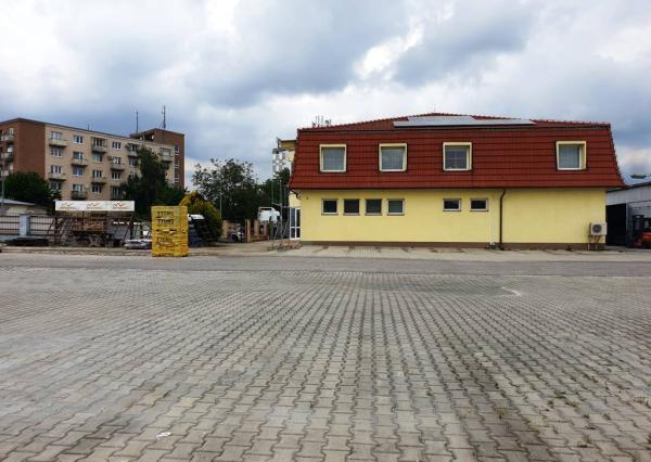 Priemyselný areál 9 000 m2 s montovanou halou 340 m2 - Nové Mesto n/V