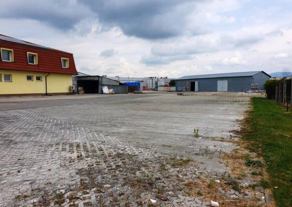 Priemyselný areál 9 000 m2 s montovanou halou 340 m2 - Nové Mesto n/V