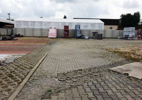 Priemyselný areál 9 000 m2 s montovanou halou 340 m2 - Nové Mesto n/V