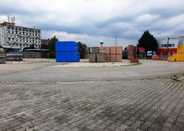 Priemyselný areál 9 000 m2 s montovanou halou 340 m2 - Nové Mesto n/V