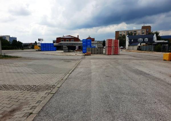 Priemyselný areál 9 000 m2 s montovanou halou 340 m2 - Nové Mesto n/V