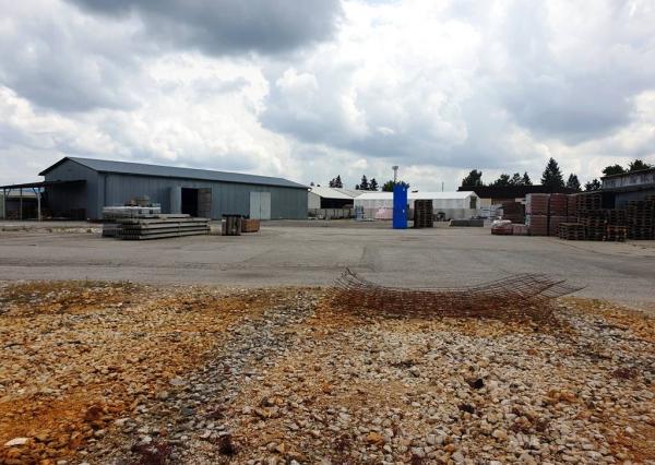 Priemyselný areál 9 000 m2 s montovanou halou 340 m2 - Nové Mesto n/V