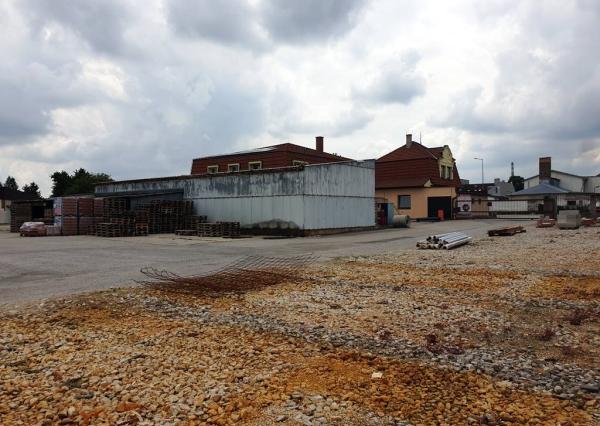 Priemyselný areál 9 000 m2 s montovanou halou 340 m2 - Nové Mesto n/V