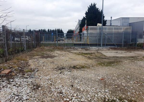 Priemyselný areál 9 000 m2 s montovanou halou 340 m2 - Nové Mesto n/V