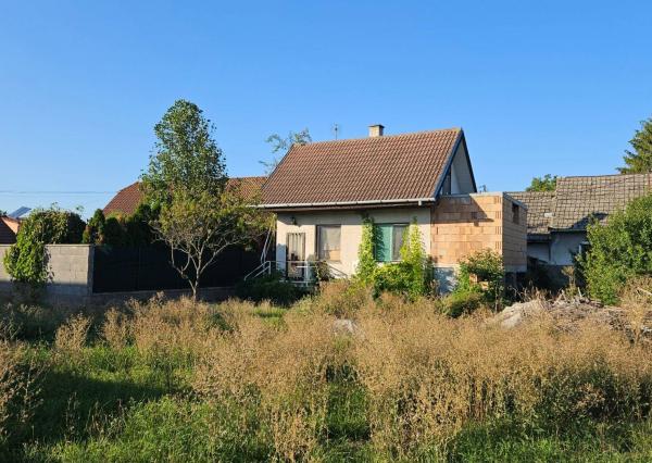 REKREAČNÝ DOMČEK  V CENTRE OBCE OSTROV PRI PIEŠŤANOCH