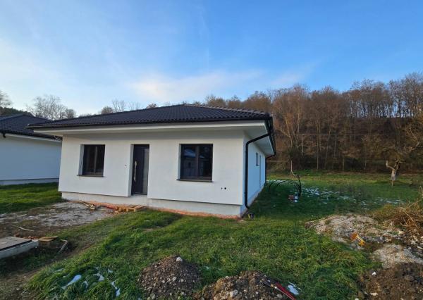 SKVELÁ CENA! NOVOSTAVBA 100 M2 BUNGALOV 4+1 *TYP 1* S POTOKOM, PRAŠNÍK