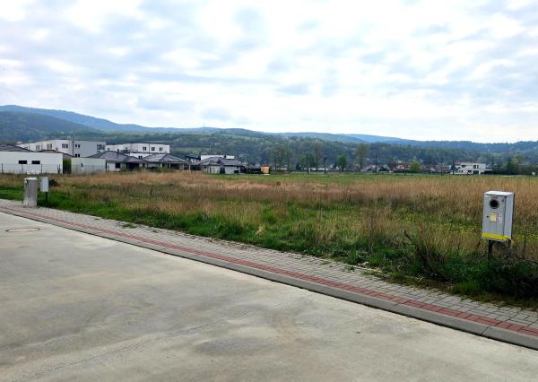 Pozemok s platným stavebným povolením na dvojdom – Banka pri Piešťanoch, 470 m²