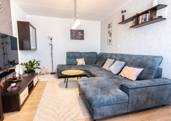 Na predaj 3-izbový byt po čiastočnej rekonštrukcii, s balkónom, komorou a pivnicou, Šaľa - Veča