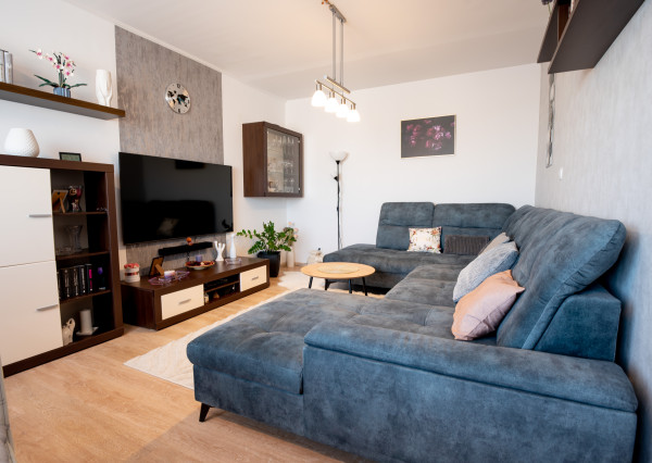 Na predaj 3-izbový byt po čiastočnej rekonštrukcii, s balkónom, komorou a pivnicou, Šaľa - Veča