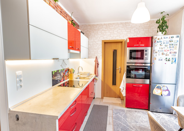 Na predaj 3-izbový byt po čiastočnej rekonštrukcii, s balkónom, komorou a pivnicou, Šaľa - Veča