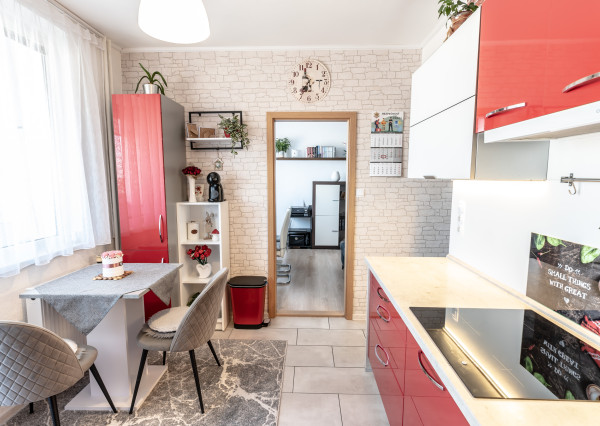 Na predaj 3-izbový byt po čiastočnej rekonštrukcii, s balkónom, komorou a pivnicou, Šaľa - Veča