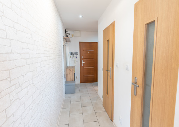 Na predaj 3-izbový byt po čiastočnej rekonštrukcii, s balkónom, komorou a pivnicou, Šaľa - Veča