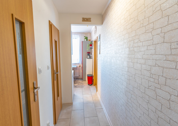 Na predaj 3-izbový byt po čiastočnej rekonštrukcii, s balkónom, komorou a pivnicou, Šaľa - Veča