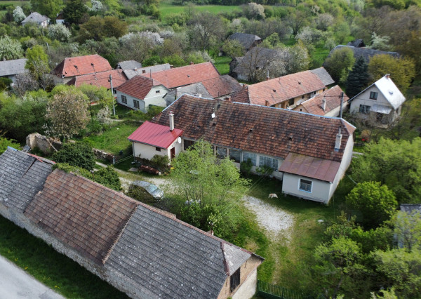 Prašník – Grnča | Malebná chalupa so stodolou a pozemkom 1 616 m²