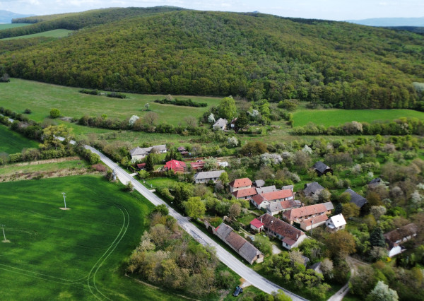 Prašník – Grnča | Malebná chalupa so stodolou a pozemkom 1 616 m²