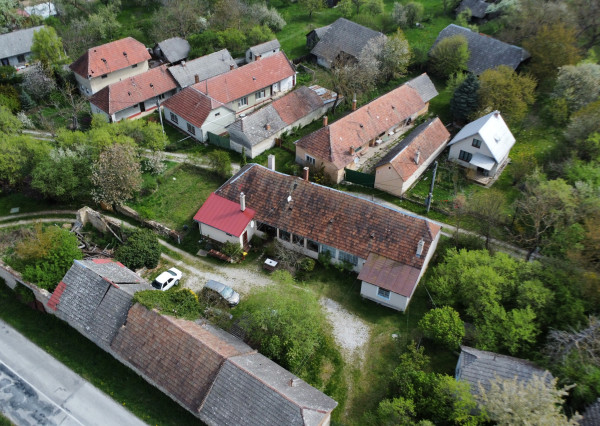 Prašník – Grnča | Malebná chalupa so stodolou a pozemkom 1 616 m²