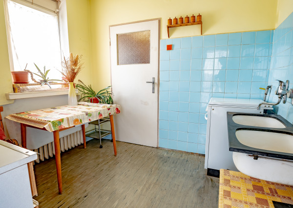 Na predaj 2,5 izbový byt s veľkou terasou 56 m² + 43 m², Krížna ul., Staré Mesto, kúpou voľný