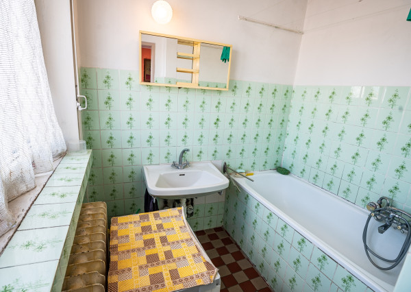 Na predaj 2,5 izbový byt s veľkou terasou 56 m² + 43 m², Krížna ul., Staré Mesto, kúpou voľný