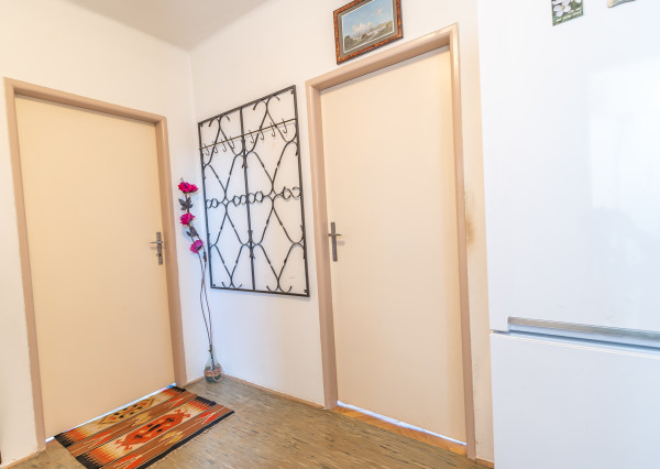 Na predaj 2,5 izbový byt s veľkou terasou 56 m² + 43 m², Krížna ul., Staré Mesto, kúpou voľný